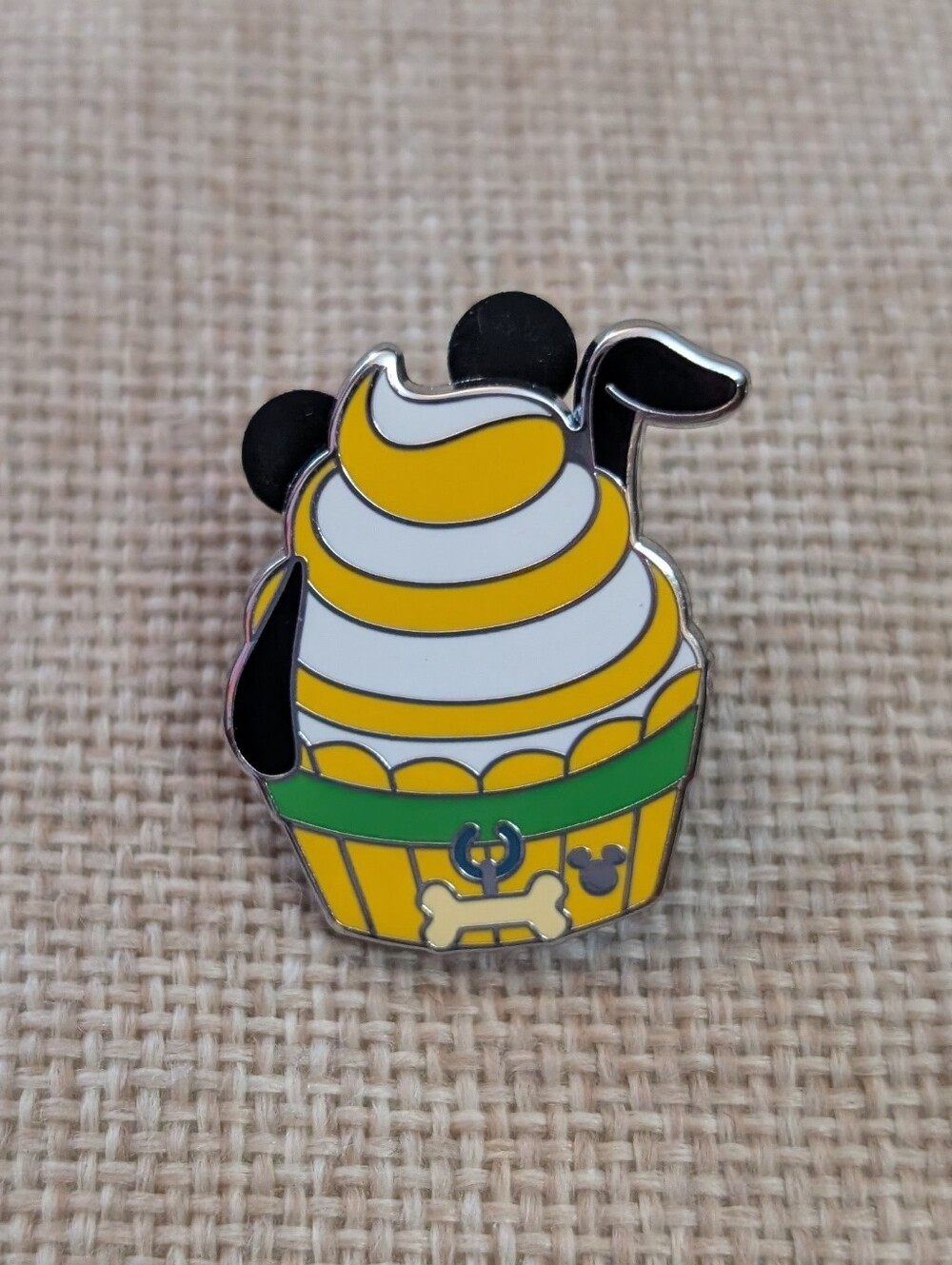 Disney pin Pluto cupcake